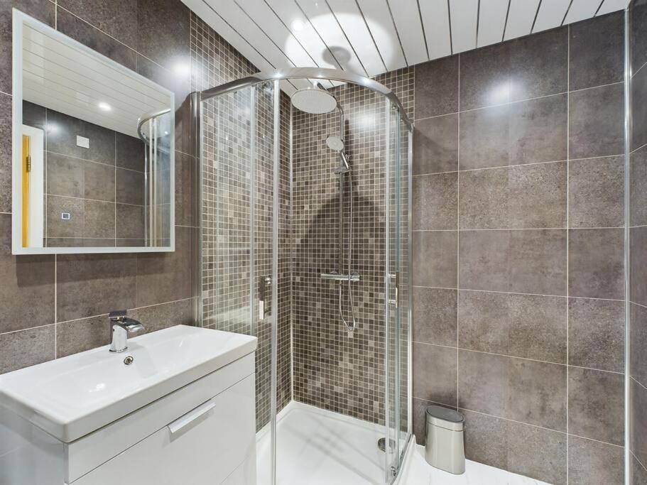 Woodstock Wow! Close To Centre * Belfast